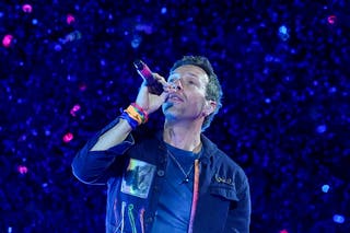 Chris Martin está se apresentando com o Coldplay durante a música da turnê Tour